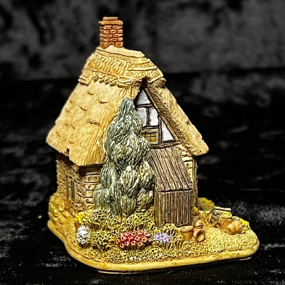 Lilliput Lane | Parsley Cottage | Symbol of Membership - Picture 8 of 12